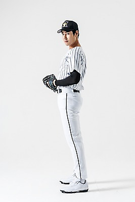 포토 JPG 스튜디오촬영 전신 남자 실내 한명 서기 20대 성인 옆모습 야구 한국인 야구선수 야구글러브 야구모자 투수 야구복 성인남자한명만 국내포토 모자_잡화 1 뷰포인트 모션 운동선수 사람 동양인 청년 내부 운동복 구기 야구용품 글러브 남자한명만 성인남자만 파일형식