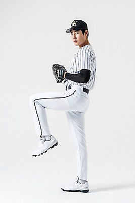 포토 JPG 스튜디오촬영 전신 남자 실내 한명 서기 20대 성인 옆모습 야구 한국인 야구선수 야구글러브 야구모자 투수 야구복 다리들기 와인드업 성인남자한명만 국내포토 모자_잡화 1 뷰포인트 모션 운동선수 사람 동양인 청년 내부 운동복 구기 야구용품 글러브 남자한명만 성인남자만 파일형식