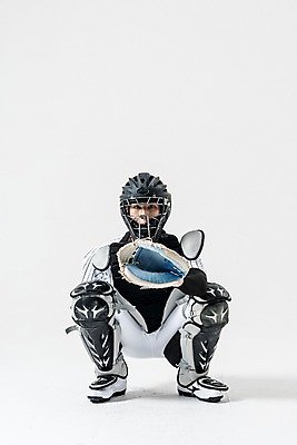 포토 JPG 스튜디오촬영 전신 남자 실내 한명 앉기 20대 성인 앞모습 야구 한국인 야구선수 야구글러브 헬멧 보호장비 야구복 포수 성인남자한명만 국내포토 1 뷰포인트 모션 운동선수 사람 동양인 청년 내부 운동복 구기 장비 글러브 남자한명만 성인남자만 파일형식