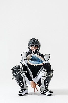 포토 JPG 스튜디오촬영 전신 남자 실내 한명 앉기 20대 성인 앞모습 야구 한국인 야구선수 야구글러브 헬멧 보호장비 야구복 포수 수신호 성인남자한명만 국내포토 1 뷰포인트 모션 운동선수 사람 동양인 청년 내부 운동복 구기 장비 글러브 남자한명만 성인남자만 파일형식