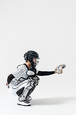 포토 JPG 스튜디오촬영 전신 남자 실내 한명 앉기 20대 성인 옆모습 야구 한국인 야구선수 야구글러브 헬멧 보호장비 야구복 포수 성인남자한명만 국내포토 1 뷰포인트 모션 운동선수 사람 동양인 청년 내부 운동복 구기 장비 글러브 남자한명만 성인남자만 파일형식