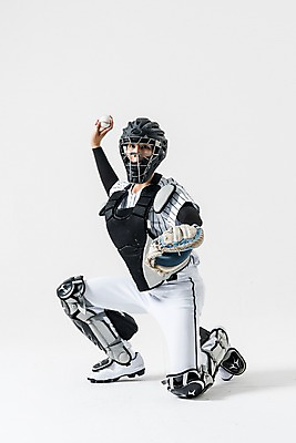 포토 JPG 스튜디오촬영 전신 남자 실내 한명 앉기 20대 성인 앞모습 야구 한국인 야구선수 야구글러브 던지기 헬멧 보호장비 야구공 야구복 포수 성인남자한명만 국내포토 1 뷰포인트 공 모션 운동선수 사람 동양인 청년 내부 운동복 구기 장비 야구용품 글러브 남자한명만 성인남자만 파일형식