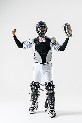 포토 JPG 스튜디오촬영 전신 남자 실내 한명 서기 20대 성인 앞모습 기쁨 야구 한국인 야구선수 야구글러브 헬멧 보호장비 야구복 포수 성인남자한명만 국내포토 1 감정 뷰포인트 모션 운동선수 사람 동양인 청년 내부 운동복 구기 장비 글러브 남자한명만 성인남자만 파일형식