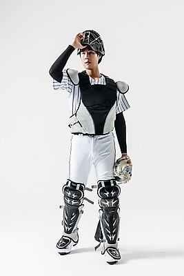 포토 JPG 스튜디오촬영 전신 남자 실내 한명 서기 20대 성인 앞모습 야구 한국인 야구선수 야구글러브 헬멧 보호장비 야구복 포수 성인남자한명만 국내포토 1 뷰포인트 모션 운동선수 사람 동양인 청년 내부 운동복 구기 장비 글러브 남자한명만 성인남자만 파일형식