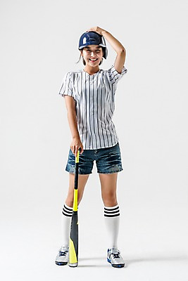 포토 JPG 스튜디오촬영 전신 여자 실내 한명 서기 웃음 20대 성인 앞모습 야구 한국인 야구방망이 잡기 야구복 야구헬멧 성인여자한명만 국내포토 1 뷰포인트 모션 표정 사람 동양인 청년 내부 운동복 구기 야구용품 헬멧 여자한명만 성인여자만 파일형식