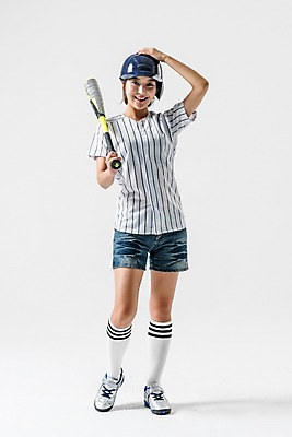 포토 JPG 스튜디오촬영 전신 여자 실내 한명 서기 웃음 들기 20대 성인 앞모습 야구 한국인 야구방망이 야구복 야구헬멧 성인여자한명만 국내포토 1 뷰포인트 모션 표정 사람 동양인 청년 내부 운동복 구기 야구용품 헬멧 여자한명만 성인여자만 파일형식