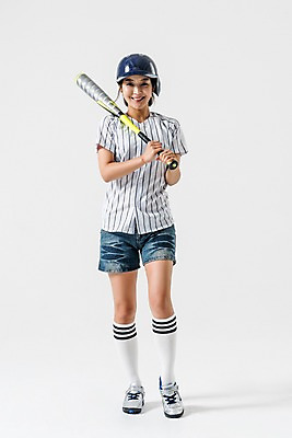 포토 JPG 스튜디오촬영 전신 여자 실내 한명 서기 웃음 들기 20대 성인 앞모습 야구 한국인 야구방망이 야구복 야구헬멧 성인여자한명만 국내포토 1 뷰포인트 모션 표정 사람 동양인 청년 내부 운동복 구기 야구용품 헬멧 여자한명만 성인여자만 파일형식