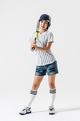 포토 JPG 스튜디오촬영 전신 여자 실내 한명 서기 들기 20대 성인 앞모습 야구 한국인 야구방망이 야구복 야구헬멧 성인여자한명만 국내포토 1 뷰포인트 모션 사람 동양인 청년 내부 운동복 구기 야구용품 헬멧 여자한명만 성인여자만 파일형식