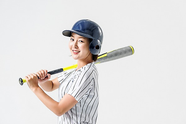 포토 JPG 스튜디오촬영 여자 실내 한명 웃음 들기 상반신 20대 성인 옆모습 야구 한국인 야구방망이 야구복 야구헬멧 성인여자한명만 국내포토 1 뷰포인트 모션 표정 사람 동양인 청년 내부 운동복 구기 야구용품 헬멧 여자한명만 성인여자만 파일형식