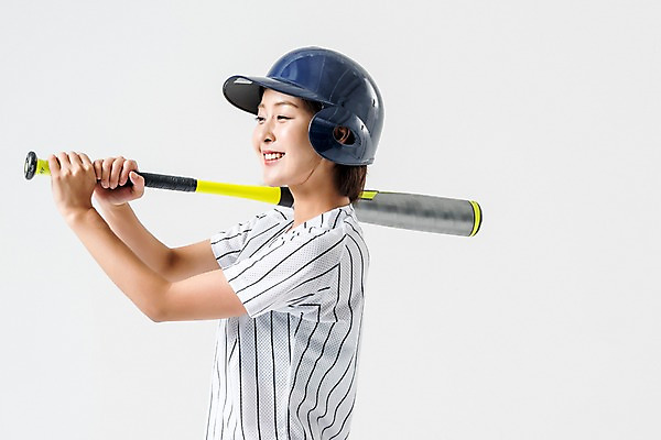 포토 JPG 스튜디오촬영 여자 실내 한명 웃음 들기 상반신 20대 성인 옆모습 야구 한국인 야구방망이 야구복 야구헬멧 성인여자한명만 국내포토 1 뷰포인트 모션 표정 사람 동양인 청년 내부 운동복 구기 야구용품 헬멧 여자한명만 성인여자만 파일형식