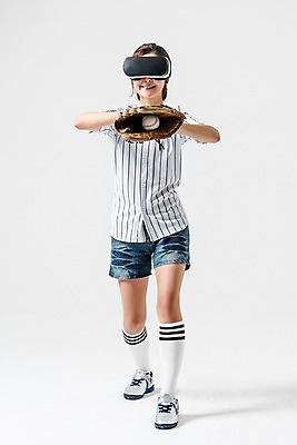 포토 JPG 스튜디오촬영 전신 여자 실내 한명 서기 미소 들기 20대 성인 앞모습 야구 한국인 야구글러브 스마트 야구공 야구복 3D안경 가상현실 성인여자한명만 오큘러스 VR기기 국내포토 1 안경 뷰포인트 컨셉 공 모션 표정 사람 동양인 청년 내부 운동복 구기 기계 야구용품 글러브 여자한명만 성인여자만 파일형식