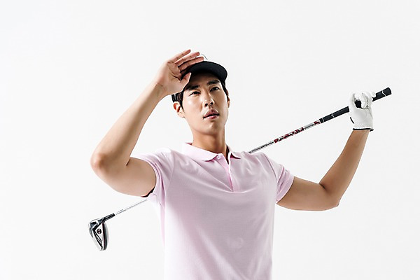 포토 JPG 스튜디오촬영 모자 응시 남자 골프 실내 한명 들기 상반신 20대 성인 앞모습 골프채 한국인 스윙 골프웨어 골프장갑 성인남자한명만 국내포토 1 시선 잡화 옷 뷰포인트 포즈 장갑 모션 골프용품 사람 동양인 청년 내부 구기 남자한명만 성인남자만 파일형식 스포츠용품 스포츠 인종 남자만 성인만 오브젝트
