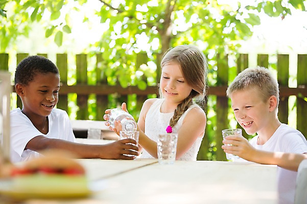 포토 JPG 주간 서양인 여자 남자 어린이라이프 어린이 흑인 웃음 소녀 소년 상반신 야외 앞모습 아웃포커스 세명 친구 붓기 물병 물컵 어린이만 국내포토 자연요소 외국인 라이프스타일 뷰포인트 관계 모션 촬영기법 표정 사람 컵 물통 파일형식