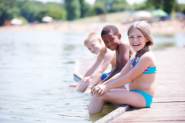 포토 JPG 주간 서양인 여자 남자 수영복 어린이라이프 어린이 흑인 물놀이 웃음 앉기 소녀 소년 야외 옆모습 아웃포커스 세명 여름 친구 강 어린이만 국내포토 자연요소 외국인 라이프스타일 옷 계절 뷰포인트 관계 모션 놀이 촬영기법 표정 사람 파일형식