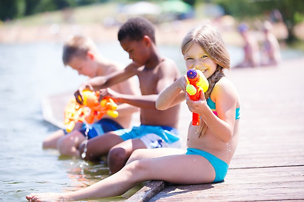 포토 JPG 주간 서양인 여자 남자 수영복 어린이라이프 어린이 흑인 물놀이 웃음 앉기 소녀 소년 여러명 야외 옆모습 아웃포커스 여름 친구 강 물총 물총싸움 어린이만 국내포토 자연요소 외국인 라이프스타일 옷 계절 뷰포인트 다수 관계 모션 놀이 촬영기법 표정 사람 싸움 파일형식