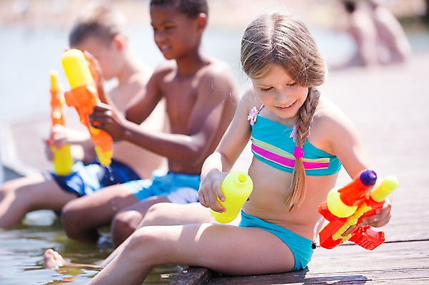 포토 JPG 주간 서양인 여자 남자 수영복 어린이라이프 어린이 흑인 물놀이 웃음 앉기 소녀 소년 여러명 야외 옆모습 아웃포커스 여름 친구 강 물총 물총싸움 어린이만 국내포토 자연요소 외국인 라이프스타일 옷 계절 뷰포인트 다수 관계 모션 놀이 촬영기법 표정 사람 싸움 파일형식