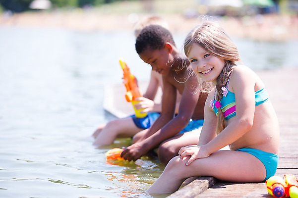 포토 JPG 주간 서양인 여자 남자 수영복 어린이라이프 어린이 흑인 물놀이 웃음 앉기 소녀 소년 야외 옆모습 아웃포커스 세명 여름 친구 강 물총 물총싸움 어린이만 국내포토 자연요소 외국인 라이프스타일 옷 계절 뷰포인트 관계 모션 놀이 촬영기법 표정 사람 싸움 파일형식