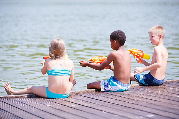 포토 JPG 주간 서양인 여자 남자 수영복 어린이라이프 어린이 흑인 물놀이 웃음 앉기 소녀 소년 야외 뒷모습 아웃포커스 세명 여름 친구 강 물총 물총싸움 어린이만 국내포토 자연요소 외국인 라이프스타일 옷 계절 뷰포인트 관계 모션 놀이 촬영기법 표정 사람 싸움 파일형식