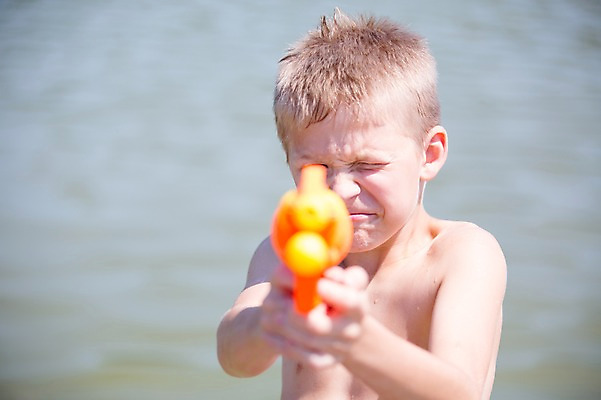 포토 JPG 주간 서양인 남자 어린이라이프 어린이 물놀이 윙크 한명 소년 상반신 야외 앞모습 아웃포커스 여름 강 조준 물총 물총싸움 소년만 소년한명만 국내포토 자연요소 외국인 1 라이프스타일 계절 뷰포인트 놀이 촬영기법 표정 사람 싸움 남자만 남자한명만 어린이만 파일형식