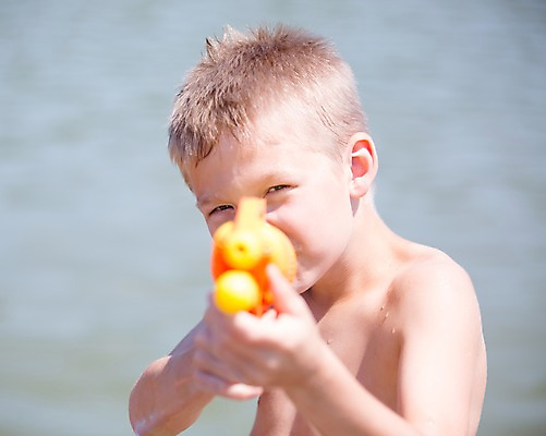 포토 JPG 주간 서양인 남자 어린이라이프 어린이 물놀이 한명 소년 상반신 야외 앞모습 아웃포커스 여름 강 조준 물총 물총싸움 소년만 소년한명만 국내포토 자연요소 외국인 1 라이프스타일 계절 뷰포인트 놀이 촬영기법 사람 싸움 남자만 남자한명만 어린이만 파일형식