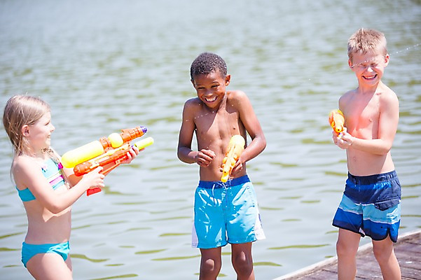 포토 JPG 주간 서양인 여자 남자 수영복 어린이라이프 어린이 흑인 물놀이 서기 웃음 소녀 소년 야외 앞모습 옆모습 아웃포커스 세명 여름 친구 강 물총 물총싸움 어린이만 국내포토 자연요소 외국인 라이프스타일 옷 계절 뷰포인트 관계 모션 놀이 촬영기법 표정 사람 싸움 파일형식