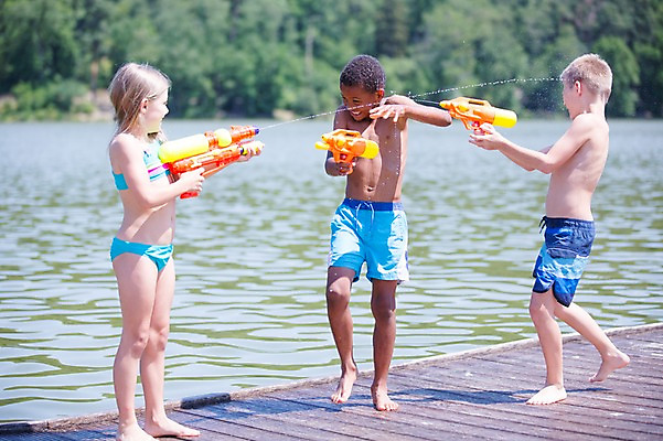 포토 JPG 주간 전신 서양인 여자 남자 수영복 어린이라이프 어린이 흑인 물놀이 서기 소녀 소년 야외 앞모습 옆모습 아웃포커스 세명 여름 친구 강 물총 물총싸움 어린이만 국내포토 자연요소 외국인 라이프스타일 옷 계절 뷰포인트 관계 모션 놀이 촬영기법 사람 싸움 파일형식
