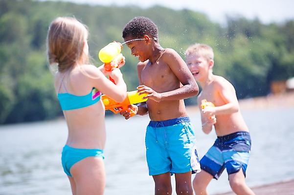 포토 JPG 주간 서양인 여자 남자 수영복 어린이라이프 어린이 흑인 물놀이 서기 웃음 소녀 소년 야외 옆모습 아웃포커스 세명 여름 친구 강 물총 물총싸움 어린이만 국내포토 자연요소 외국인 라이프스타일 옷 계절 뷰포인트 관계 모션 놀이 촬영기법 표정 사람 싸움 파일형식