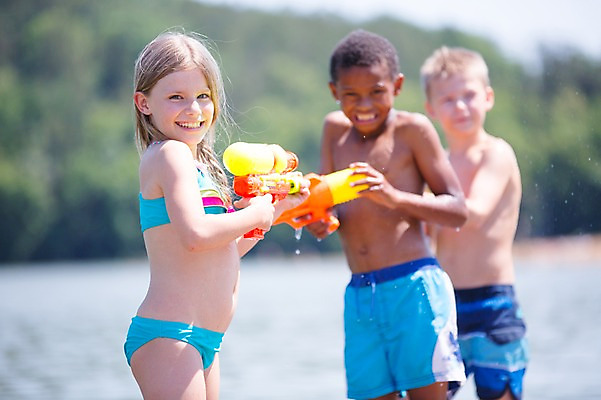 포토 JPG 주간 서양인 여자 남자 수영복 어린이라이프 어린이 흑인 물놀이 서기 웃음 소녀 소년 야외 앞모습 옆모습 아웃포커스 세명 여름 친구 강 물총 물총싸움 어린이만 국내포토 자연요소 외국인 라이프스타일 옷 계절 뷰포인트 관계 모션 놀이 촬영기법 표정 사람 싸움 파일형식