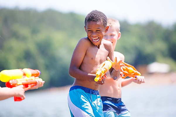 포토 JPG 주간 서양인 남자 수영복 어린이라이프 어린이 흑인 물놀이 서기 웃음 소년 상반신 야외 두명 앞모습 아웃포커스 여름 친구 강 물총 물총싸움 소년만 국내포토 자연요소 외국인 라이프스타일 옷 계절 뷰포인트 관계 모션 놀이 촬영기법 표정 사람 싸움 남자만 어린이만 파일형식