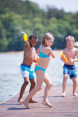 포토 JPG 주간 전신 서양인 여자 남자 수영복 어린이라이프 어린이 흑인 물놀이 서기 웃음 소녀 소년 야외 옆모습 아웃포커스 세명 여름 친구 강 물총 물총싸움 어린이만 국내포토 자연요소 외국인 라이프스타일 옷 계절 뷰포인트 관계 모션 놀이 촬영기법 표정 사람 싸움 파일형식
