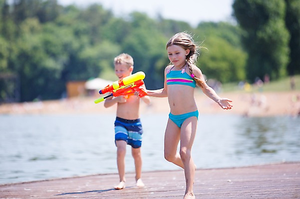 포토 JPG 주간 전신 서양인 여자 남자 수영복 어린이라이프 어린이 물놀이 서기 소녀 소년 야외 두명 앞모습 아웃포커스 여름 친구 강 달리기 물총 물총싸움 어린이만 국내포토 자연요소 외국인 라이프스타일 옷 계절 뷰포인트 관계 모션 놀이 촬영기법 사람 싸움 파일형식