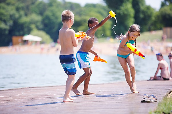 포토 JPG 주간 전신 서양인 여자 남자 수영복 어린이라이프 어린이 흑인 물놀이 서기 웃음 소녀 소년 여러명 야외 앞모습 옆모습 아웃포커스 여름 친구 강 물총 물총싸움 어린이만 국내포토 자연요소 외국인 라이프스타일 옷 계절 뷰포인트 다수 관계 모션 놀이 촬영기법 표정 사람 싸움 파일형식