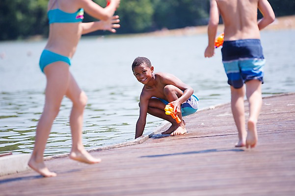 포토 JPG 주간 서양인 여자 남자 수영복 어린이라이프 어린이 흑인 물놀이 서기 웃음 앉기 소녀 소년 야외 뒷모습 아웃포커스 세명 여름 친구 강 물총 물총싸움 어린이만 국내포토 자연요소 외국인 라이프스타일 옷 계절 뷰포인트 관계 모션 놀이 촬영기법 표정 사람 싸움 파일형식