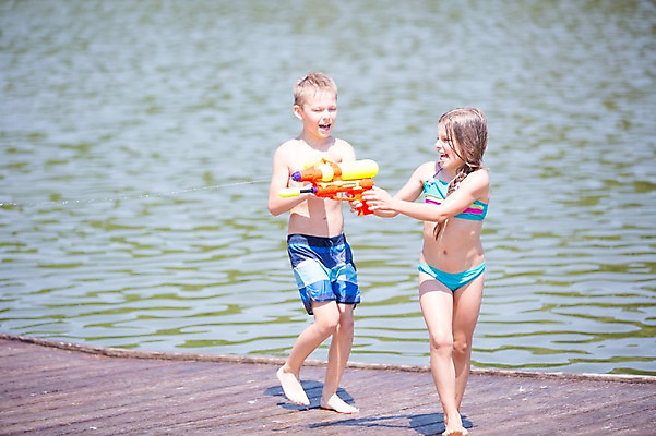 포토 JPG 주간 전신 서양인 여자 남자 수영복 어린이라이프 어린이 물놀이 서기 웃음 소녀 소년 야외 두명 앞모습 아웃포커스 여름 친구 강 물총 물총싸움 어린이만 국내포토 자연요소 외국인 라이프스타일 옷 계절 뷰포인트 관계 모션 놀이 촬영기법 표정 사람 싸움 파일형식
