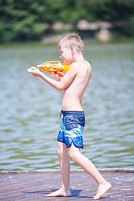 포토 JPG 주간 전신 서양인 남자 수영복 어린이라이프 어린이 물놀이 한명 서기 소년 야외 옆모습 아웃포커스 여름 강 물총 물총싸움 소년만 소년한명만 국내포토 자연요소 외국인 1 라이프스타일 옷 계절 뷰포인트 모션 놀이 촬영기법 사람 싸움 남자만 남자한명만 어린이만 파일형식