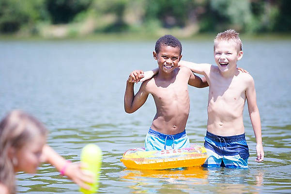 포토 JPG 주간 서양인 여자 남자 수영복 어린이라이프 어린이 흑인 물놀이 어깨동무 웃음 소녀 소년 상반신 야외 앞모습 아웃포커스 세명 여름 친구 강 튜브 어린이만 국내포토 자연요소 외국인 라이프스타일 옷 계절 뷰포인트 포즈 관계 놀이 촬영기법 표정 사람 파일형식