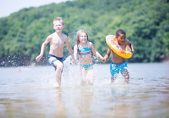 포토 JPG 주간 서양인 여자 남자 수영복 어린이라이프 어린이 흑인 물놀이 물장구 소녀 소년 야외 앞모습 아웃포커스 세명 여름 친구 강 달리기 튜브 어린이만 국내포토 자연요소 외국인 라이프스타일 옷 계절 뷰포인트 관계 모션 놀이 촬영기법 사람 파일형식
