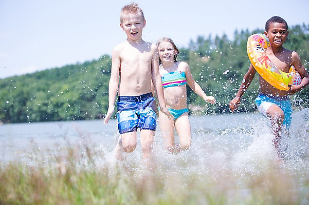 포토 JPG 주간 서양인 여자 남자 수영복 어린이라이프 어린이 흑인 물놀이 물장구 웃음 소녀 소년 야외 앞모습 아웃포커스 세명 여름 친구 강 튜브 어린이만 국내포토 자연요소 외국인 라이프스타일 옷 계절 뷰포인트 관계 놀이 촬영기법 표정 사람 파일형식
