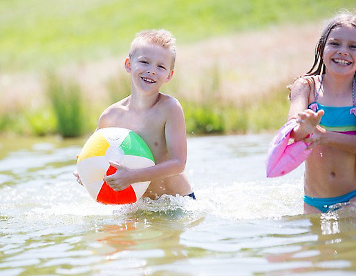 포토 JPG 주간 서양인 여자 남자 수영복 어린이라이프 어린이 물놀이 웃음 소녀 소년 상반신 야외 두명 앞모습 아웃포커스 여름 친구 강 비치볼 암튜브 어린이만 국내포토 자연요소 외국인 라이프스타일 옷 계절 뷰포인트 공 관계 놀이 바캉스용품 촬영기법 표정 사람 튜브 파일형식