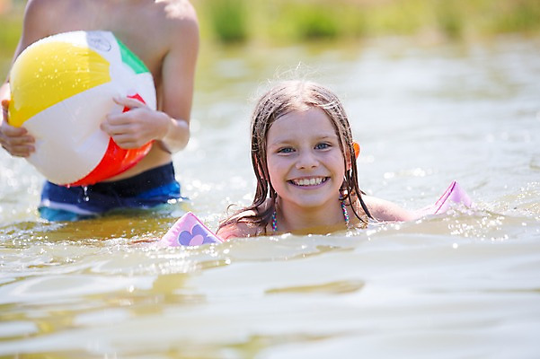 포토 JPG 주간 서양인 여자 남자 수영복 어린이라이프 어린이 물놀이 웃음 소녀 소년 야외 두명 앞모습 아웃포커스 여름 친구 강 수영 비치볼 암튜브 어린이만 국내포토 자연요소 외국인 라이프스타일 옷 계절 뷰포인트 공 관계 놀이 바캉스용품 촬영기법 표정 사람 수상스포츠 튜브 파일형식