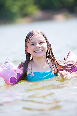 포토 JPG 주간 서양인 여자 수영복 어린이라이프 어린이 물놀이 한명 웃음 소녀 상반신 야외 앞모습 아웃포커스 여름 강 암튜브 소녀만 소녀한명만 국내포토 자연요소 외국인 1 라이프스타일 옷 계절 뷰포인트 놀이 촬영기법 표정 사람 튜브 여자만 여자한명만 어린이만 파일형식