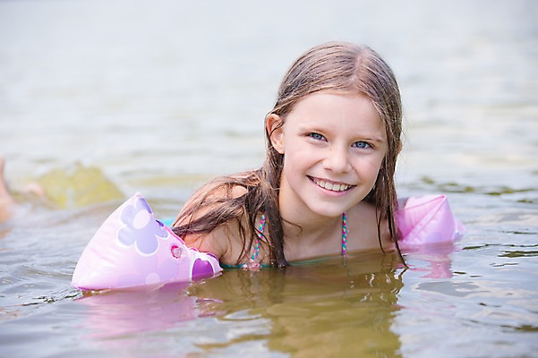 포토 JPG 주간 서양인 여자 수영복 어린이라이프 어린이 물놀이 한명 웃음 소녀 상반신 야외 앞모습 아웃포커스 여름 강 수영 암튜브 소녀만 소녀한명만 국내포토 자연요소 외국인 1 라이프스타일 옷 계절 뷰포인트 놀이 촬영기법 표정 사람 수상스포츠 튜브 여자만 여자한명만 어린이만 파일형식