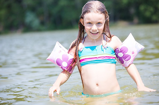 포토 JPG 주간 서양인 여자 수영복 어린이라이프 어린이 물놀이 한명 웃음 소녀 상반신 야외 앞모습 아웃포커스 여름 강 암튜브 소녀만 소녀한명만 국내포토 자연요소 외국인 1 라이프스타일 옷 계절 뷰포인트 놀이 촬영기법 표정 사람 튜브 여자만 여자한명만 어린이만 파일형식