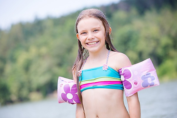 포토 JPG 주간 서양인 여자 수영복 어린이라이프 어린이 물놀이 한명 웃음 소녀 상반신 야외 앞모습 아웃포커스 여름 강 암튜브 소녀만 소녀한명만 국내포토 자연요소 외국인 1 라이프스타일 옷 계절 뷰포인트 놀이 촬영기법 표정 사람 튜브 여자만 여자한명만 어린이만 파일형식