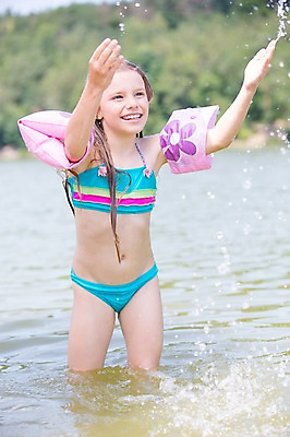 포토 JPG 주간 서양인 여자 수영복 어린이라이프 어린이 물놀이 물장구 한명 서기 웃음 소녀 야외 앞모습 아웃포커스 여름 강 암튜브 소녀만 소녀한명만 국내포토 자연요소 외국인 1 라이프스타일 옷 계절 뷰포인트 모션 놀이 촬영기법 표정 사람 튜브 여자만 여자한명만 어린이만 파일형식