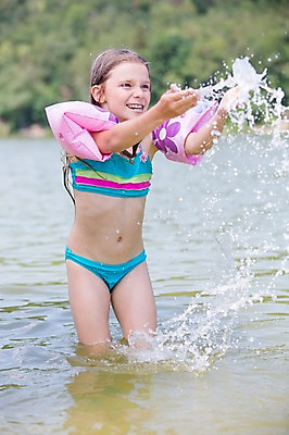 포토 JPG 주간 서양인 여자 수영복 어린이라이프 어린이 물놀이 물장구 한명 서기 웃음 소녀 야외 앞모습 아웃포커스 여름 강 암튜브 소녀만 소녀한명만 국내포토 자연요소 외국인 1 라이프스타일 옷 계절 뷰포인트 모션 놀이 촬영기법 표정 사람 튜브 여자만 여자한명만 어린이만 파일형식