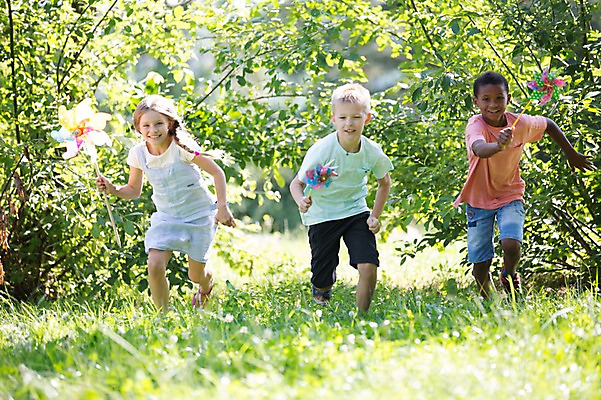 포토 JPG 주간 전신 서양인 공원 여자 남자 어린이라이프 어린이 흑인 놀이 웃음 소녀 소년 잔디 야외 앞모습 세명 친구 달리기 바람개비 어린이만 국내포토 자연요소 외국인 식물 라이프스타일 공공시설 뷰포인트 관계 모션 표정 사람 파일형식