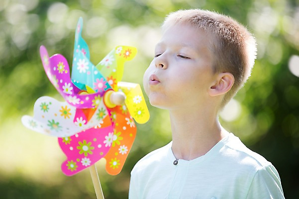 포토 JPG 주간 서양인 남자 어린이라이프 어린이 놀이 한명 소년 상반신 야외 옆모습 아웃포커스 불기 바람개비 소년만 소년한명만 국내포토 자연요소 외국인 1 라이프스타일 뷰포인트 모션 촬영기법 사람 남자만 남자한명만 어린이만 파일형식