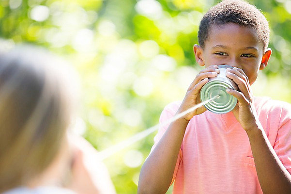 포토 JPG 주간 서양인 여자 남자 어린이라이프 어린이 흑인 웃음 소녀 소년 상반신 야외 두명 앞모습 아웃포커스 친구 캔 전화놀이 깡통전화 어린이만 국내포토 자연요소 외국인 라이프스타일 뷰포인트 관계 놀이 촬영기법 표정 사람 전화기 파일형식