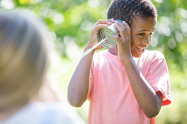 포토 JPG 주간 서양인 여자 남자 어린이라이프 어린이 흑인 웃음 소녀 소년 상반신 야외 두명 앞모습 아웃포커스 친구 듣기 캔 전화놀이 깡통전화 어린이만 국내포토 자연요소 외국인 라이프스타일 뷰포인트 관계 모션 놀이 촬영기법 표정 사람 전화기 파일형식